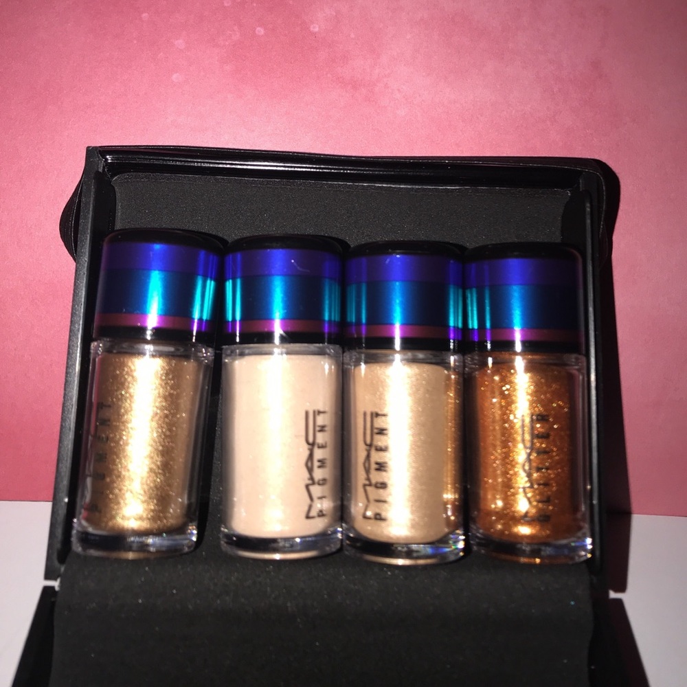 MAC Irresistibly charming Glitter and pigment .
